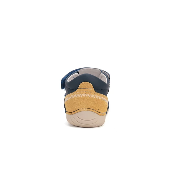 Kisfiú Nyitott cipő