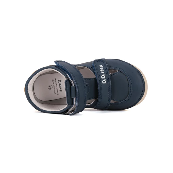 Kisfiú Nyitott cipő